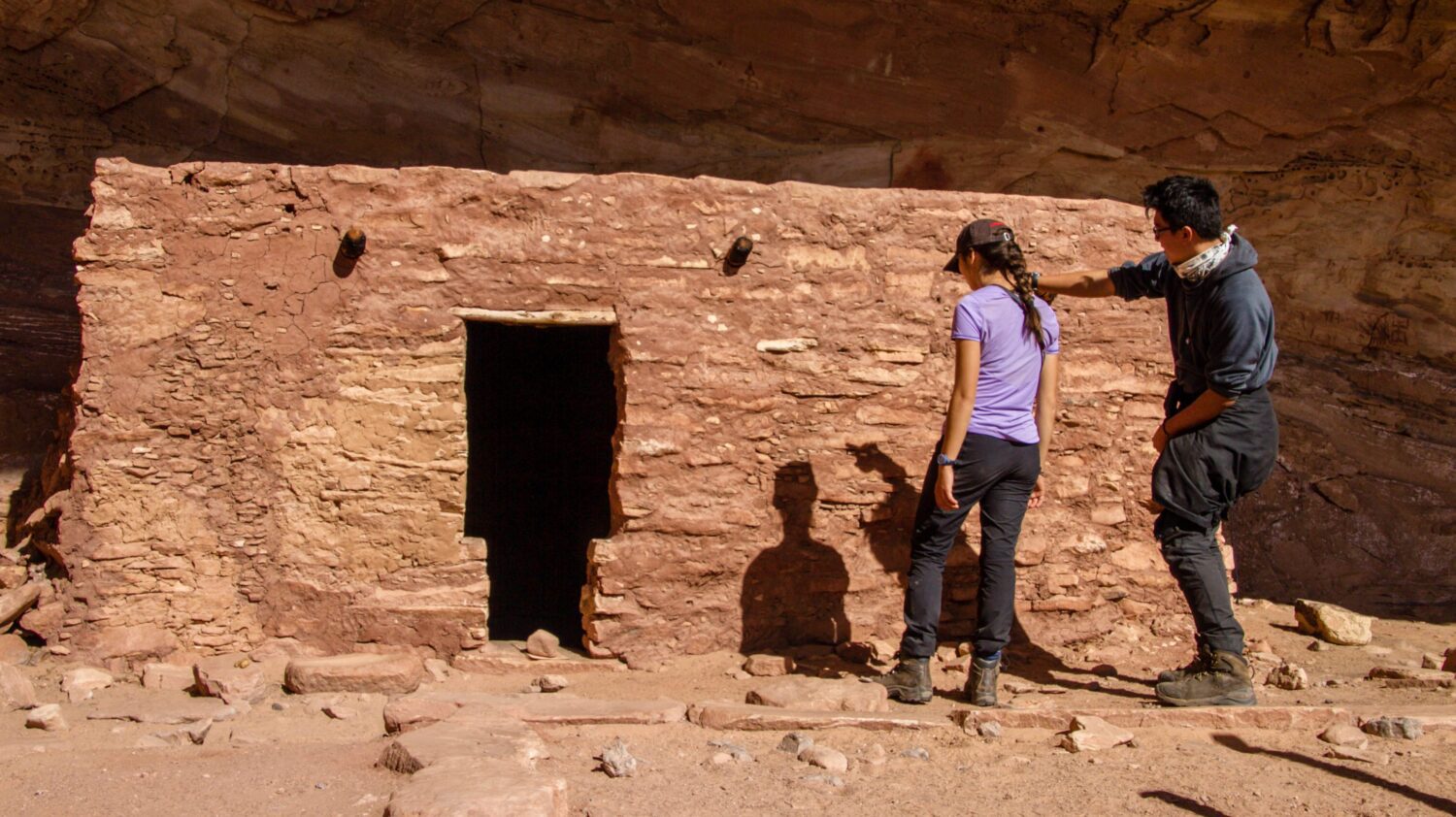 Marvel at the impressively preserved ancestral puebloan ruins in Southeastern Utah